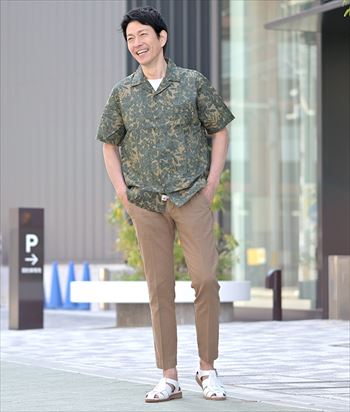 夏を楽しむ！総柄開襟シャツの着こなし