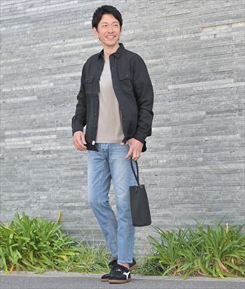 黒シャツ一枚で、“イケてる感”が変わる