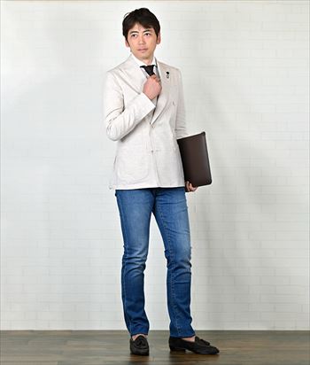 夏のジャケパンは“軽さ”と“色気”が決め手