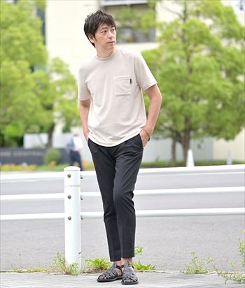 Tシャツ×サンダルを格が上がる、大人の夏スタイル