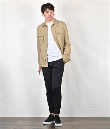都会派サファリシャツで、大人の休日服