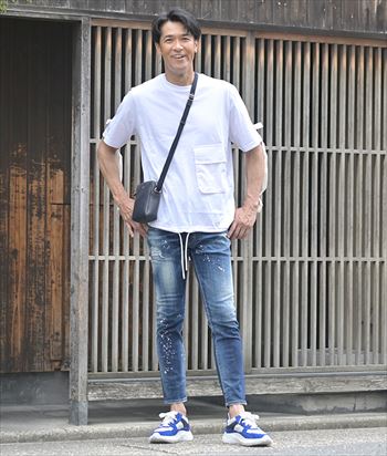 色気と遊び心、大人の白Tスタイル