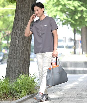 夏をスマートに楽しむ、大人のTシャツコーデ