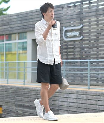 リネンシャツで上品に。夏の“抜け感ショーツコーデ”