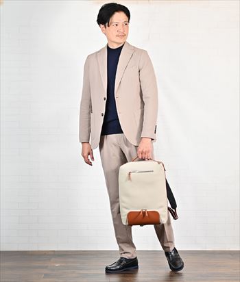 仕事にも休日にも使える、大人のセットアップ