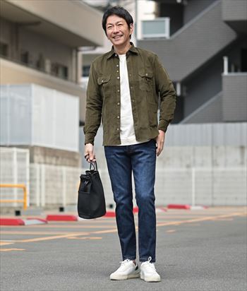 一枚で形になるサファリシャツ