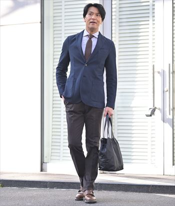 スーツじゃない。でも信頼感は崩さない大人のビジカジ