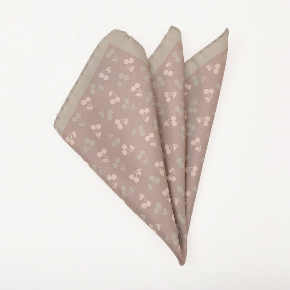 フェルッチミラノFERRUCCI/49-CILIEGIA上品さのあるチェリーデザインシルクチーフポケットチーフ)n