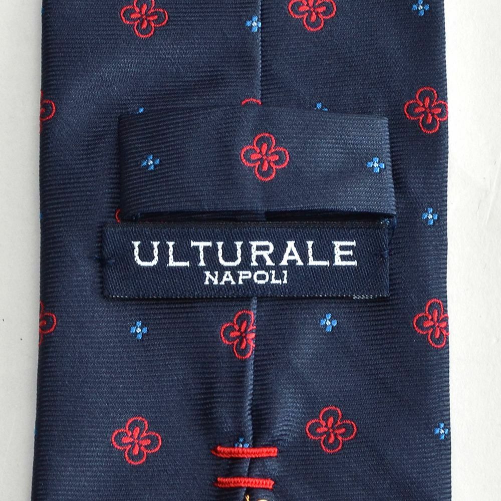 ウルトゥラーレULTURALEメンズネクタイシルク100％7ピエゲ7つ折りネイビーフラワー刺繍ハートのチャーム付きイタリア製アクセサリー