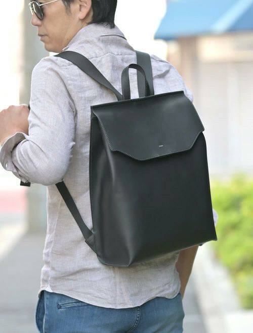 ファーロFAROバックパックメンズスムースカーフレザーブラック黒フラップマグネット開閉式ブランドロゴデザイン男女兼用ハンドル付き国内正規品でらでら公式ブランド