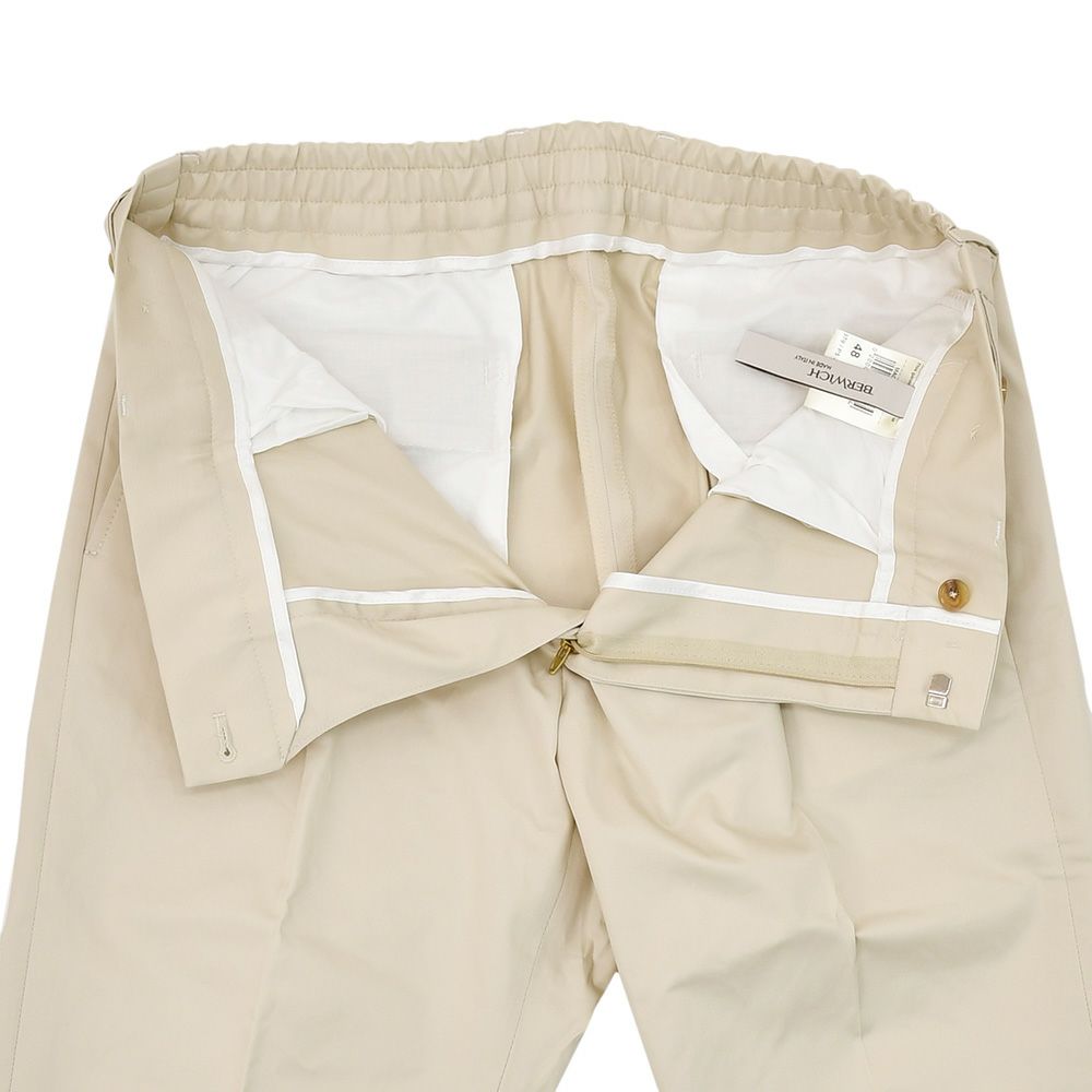 ベルウィッチBERWICHチノスラックスメンズベルトBERTOコットンパンツストレッチツイル生地ライトベージュ1プリーツシャーリング仕様サイドアジャスター釦国内正規品でらでら公式ブランド
