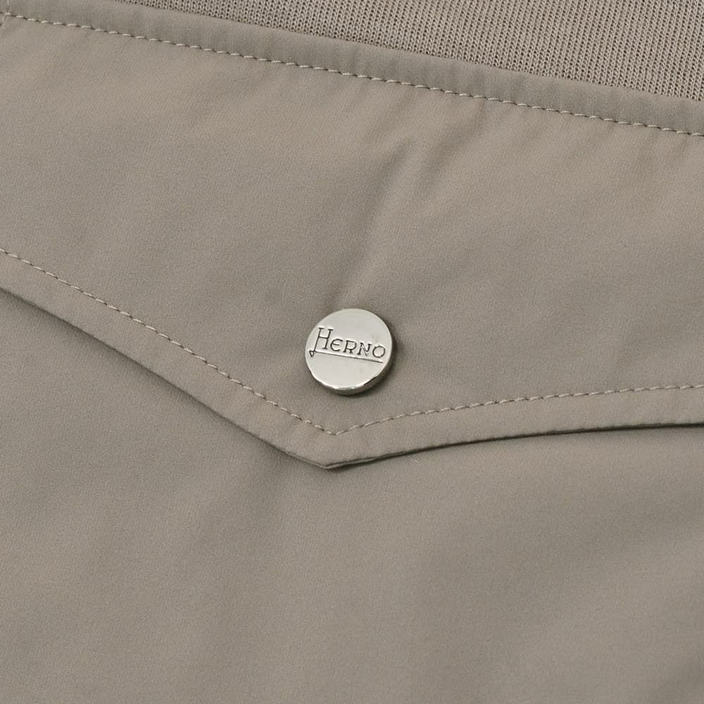 ヘルノリゾートHERNORESORT長袖トレーナーメンズスウェットシャツJG00041URコットングレーブラウンベージュクルーネックロゴプレート胸ポケット国内正規品でらでら公式ブランド