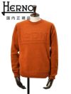 ヘルノHERNOクルーネックニットメンズミドルゲージセーターピュアウール生地テラコッタブランドエンボスロゴレギュラーフィットメタルパーツ国内正規品でらでら公式ブランド