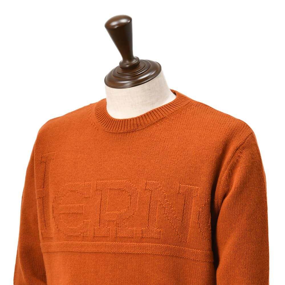 ヘルノHERNOクルーネックニットメンズミドルゲージセーターピュアウール生地テラコッタブランドエンボスロゴレギュラーフィットメタルパーツ国内正規品でらでら公式ブランド