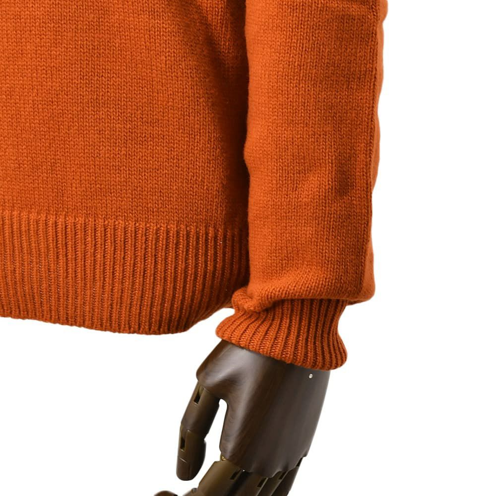 ヘルノHERNOクルーネックニットメンズミドルゲージセーターピュアウール生地テラコッタブランドエンボスロゴレギュラーフィットメタルパーツ国内正規品でらでら公式ブランド