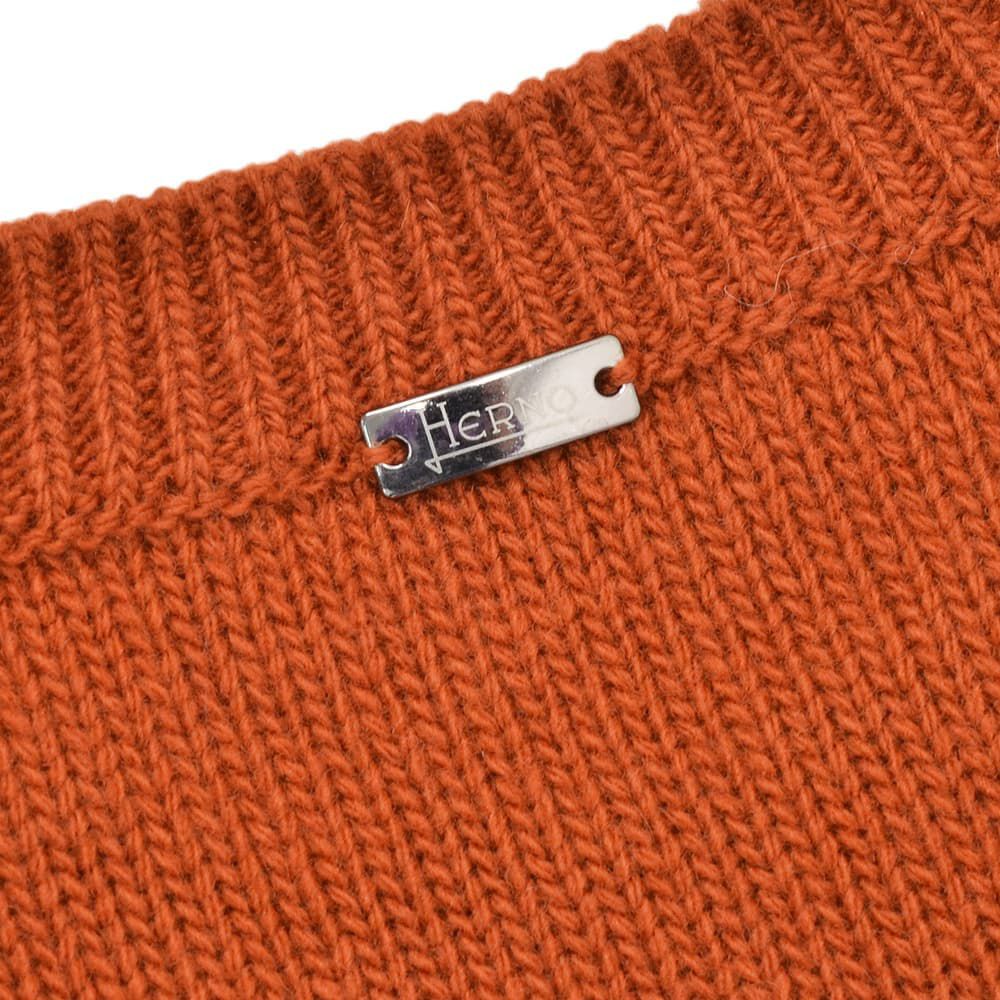 ヘルノHERNOクルーネックニットメンズミドルゲージセーターピュアウール生地テラコッタブランドエンボスロゴレギュラーフィットメタルパーツ国内正規品でらでら公式ブランド