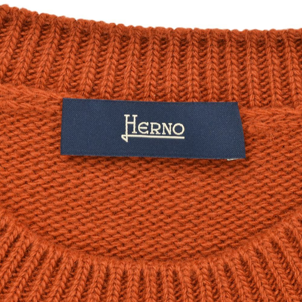 ヘルノHERNOクルーネックニットメンズミドルゲージセーターピュアウール生地テラコッタブランドエンボスロゴレギュラーフィットメタルパーツ国内正規品でらでら公式ブランド