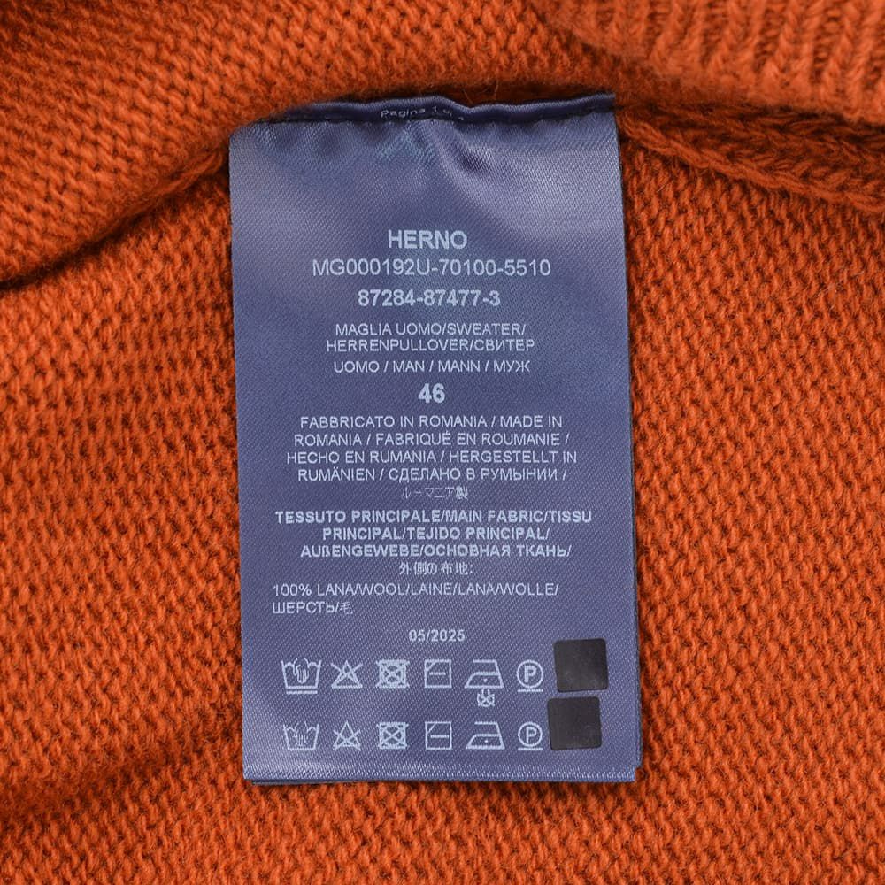 ヘルノHERNOクルーネックニットメンズミドルゲージセーターピュアウール生地テラコッタブランドエンボスロゴレギュラーフィットメタルパーツ国内正規品でらでら公式ブランド
